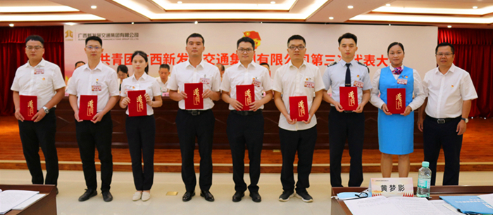 圖12：新發(fā)展集團黨委副書記、副董事長、總經(jīng)理藍日彥為青年崗位能手代表頒獎_副本.jpg