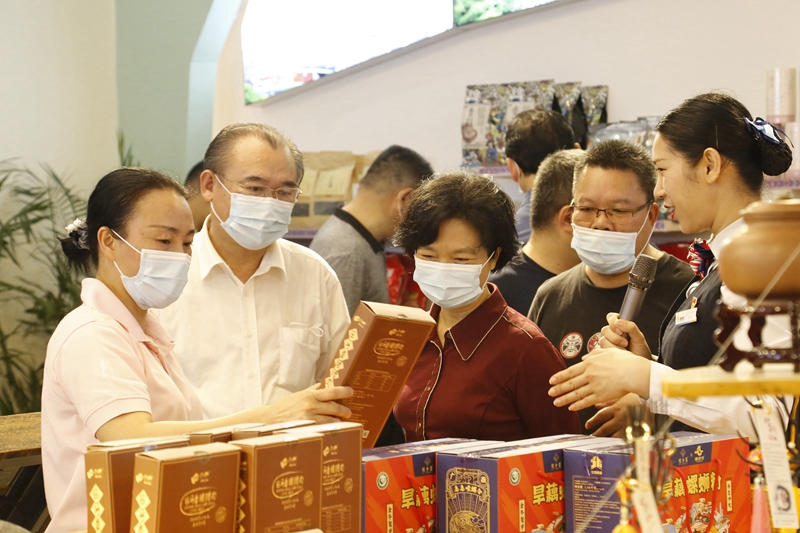 10.參觀那馬服務(wù)區(qū)扶貧產(chǎn)品展銷廳，此為廣西高速公路第一家扶貧產(chǎn)品展銷廳.JPG