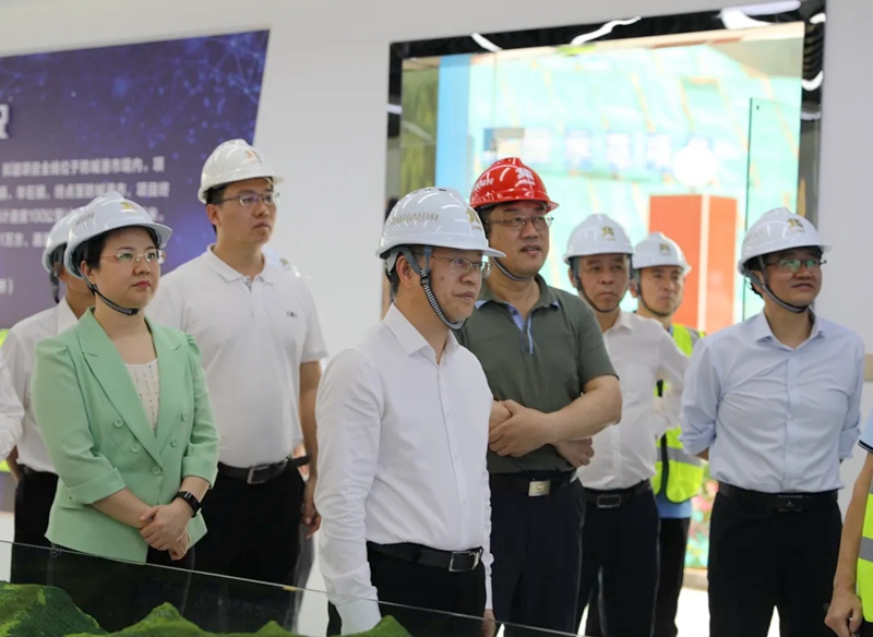 譚丕創(chuàng)（左二）、唐軼昂（左一）聽取項目情況介紹.jpg