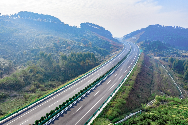 6.高速公路與群山相連，植被覆蓋率高，與原生態(tài)環(huán)境恢復有機結(jié)合.jpg