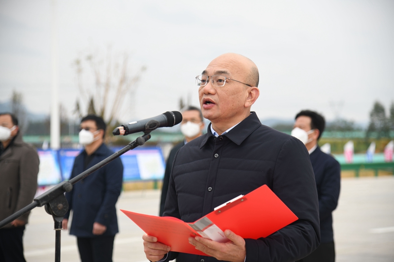 自治區(qū)交通運輸廳黨組成員、總工程師陳津維宣布通車.jpg